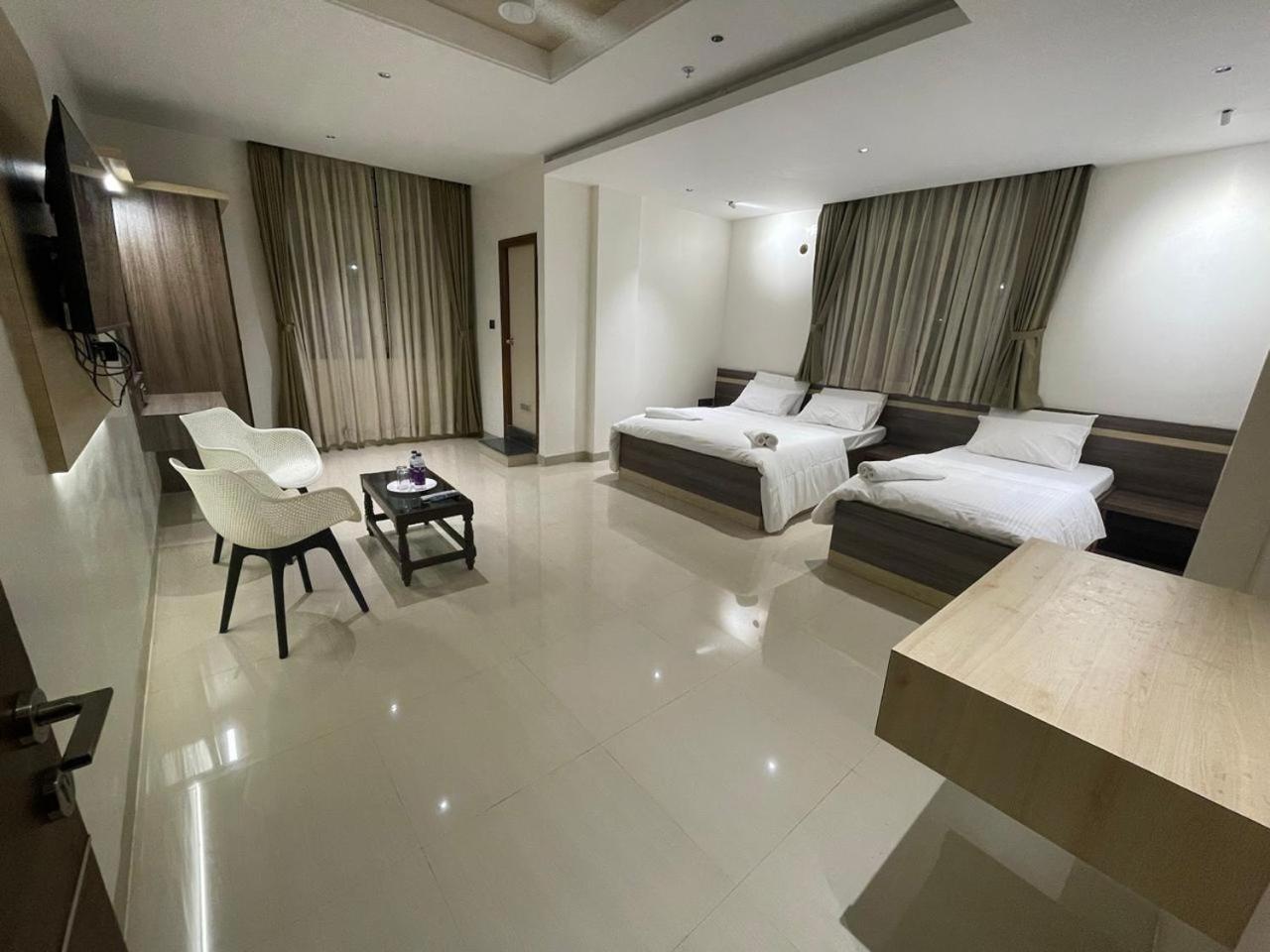 Model Grand Inn Bellary Esterno foto