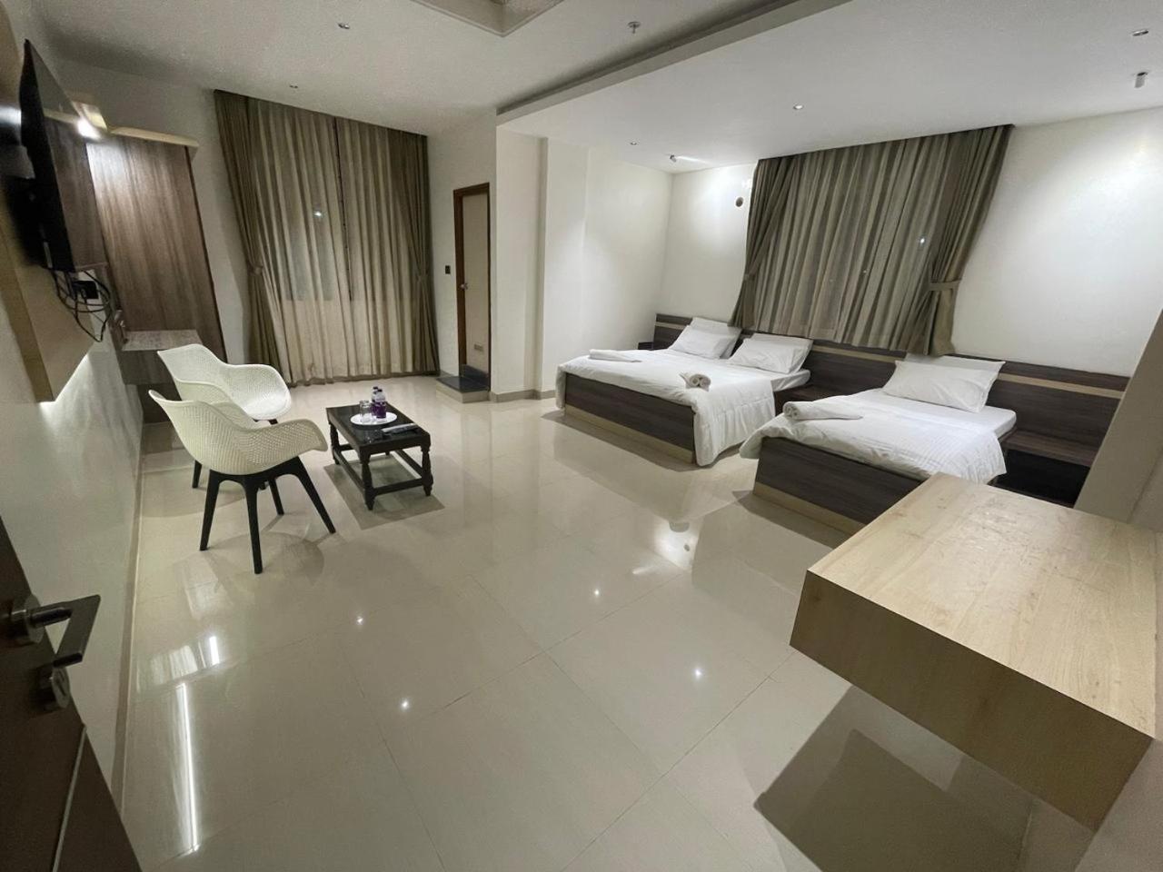 Model Grand Inn Bellary Esterno foto
