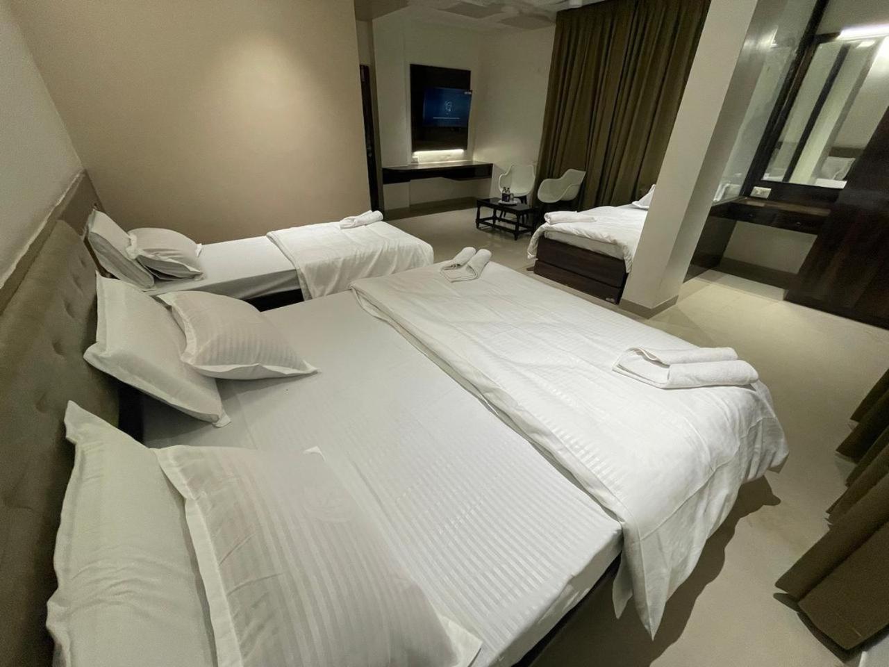 Model Grand Inn Bellary Esterno foto