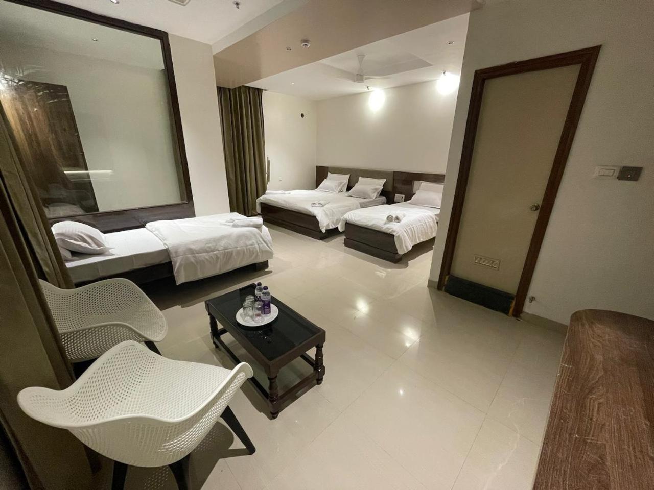 Model Grand Inn Bellary Esterno foto