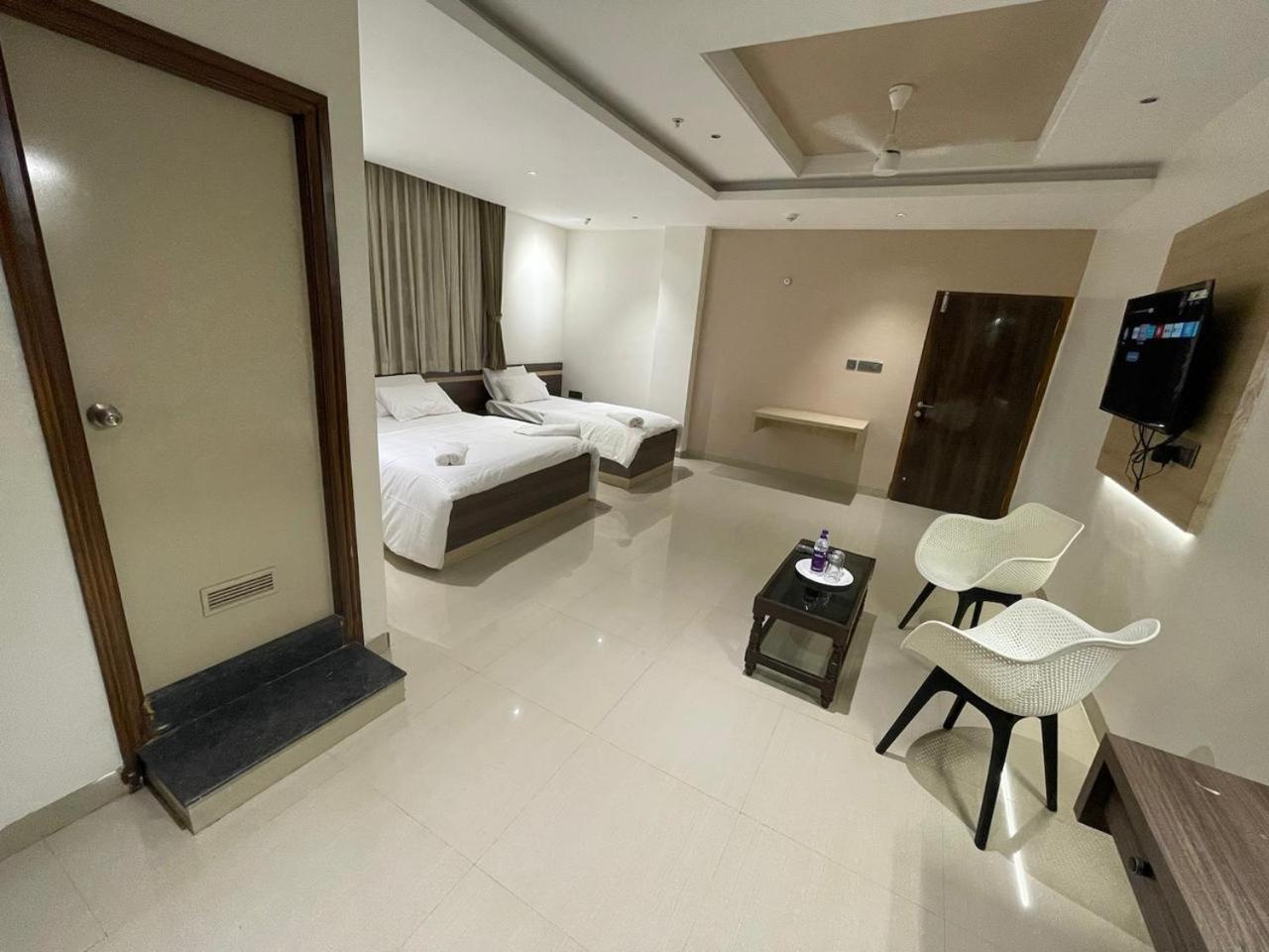 Model Grand Inn Bellary Esterno foto