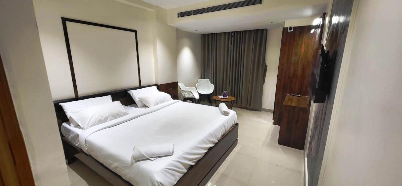 Model Grand Inn Bellary Esterno foto
