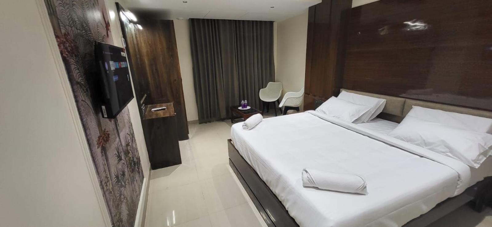 Model Grand Inn Bellary Esterno foto